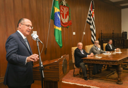 Governador prorroga Isenção de ICMS para taxistas até 2017.