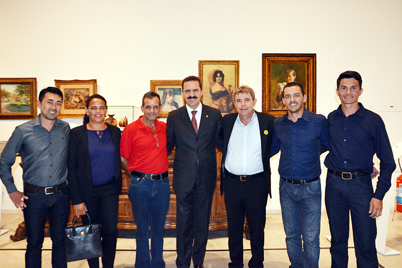 Gabriel Monteiro recebe recurso para compra de caminhão coletor e compactador de lixo