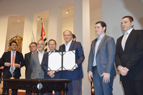 Álvares Florence assina convênio para academia ao ar livre