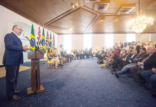 *Analândia assina convênio para reforma da via de acesso Antônio Vivaldini*