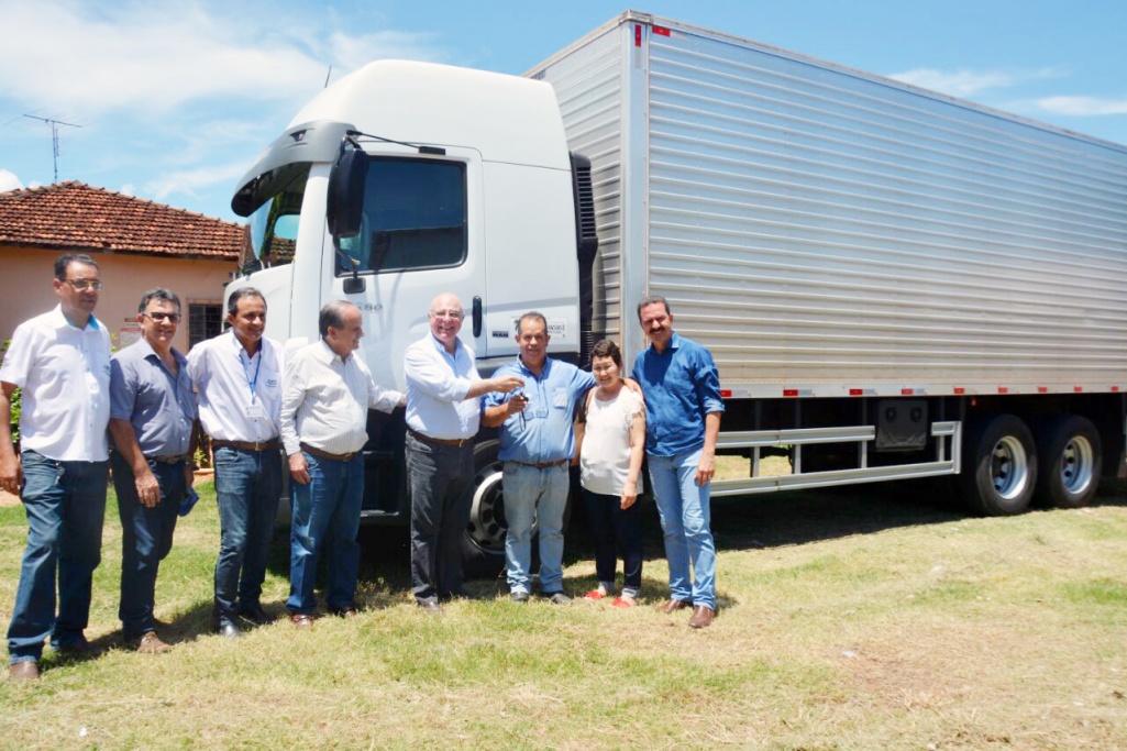 Entrega de caminhões e equipamentos para associações de Mirandópolis