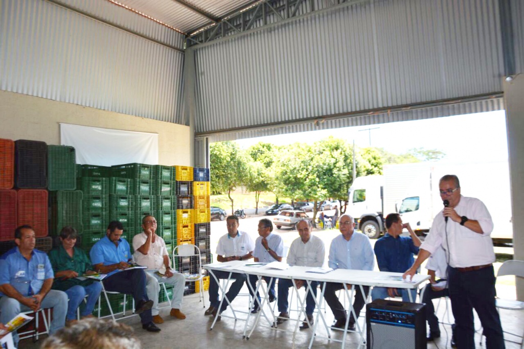 Entrega de caminhões e equipamentos para associações de Mirandópolis