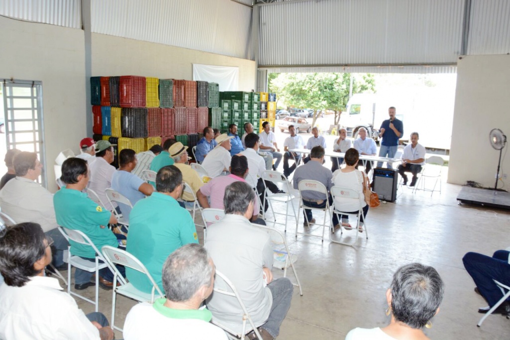 Entrega de caminhões e equipamentos para associações de Mirandópolis