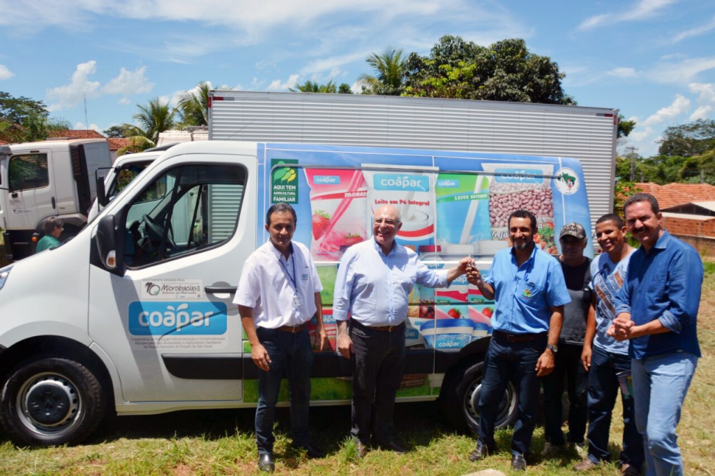 Entrega de caminhões e equipamentos para associações de Mirandópolis