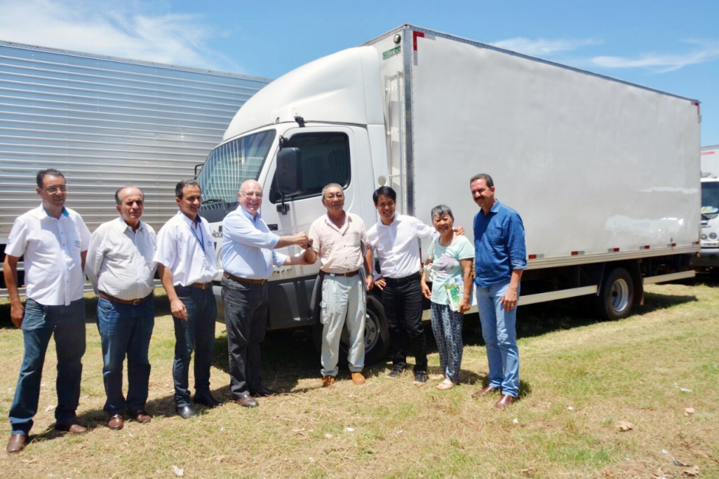 Entrega de caminhões e equipamentos para associações de Mirandópolis