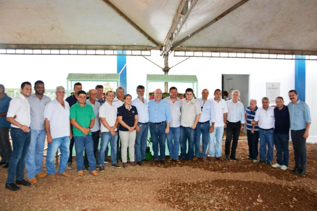 Deputado Itamar Borges e secretário Arnaldo Jardim visitam obras do frigorífico de peixes de Itajobi