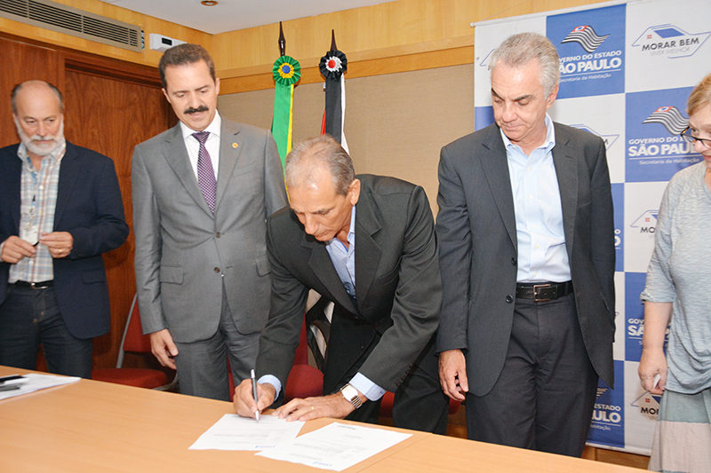 Álvares Florence assina convênio para projeto de construção de Casas da CDHU
