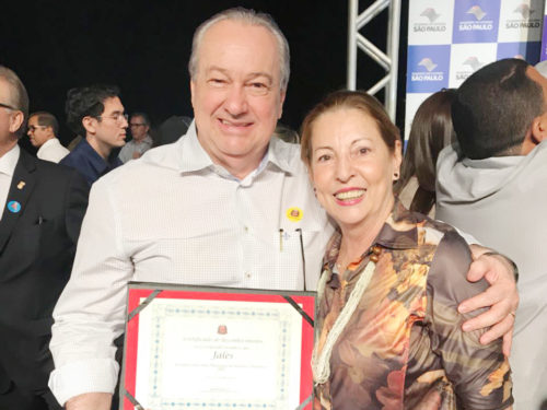 Sancionada Lei que torna Jales Município de Interesse Turístico Em cerimônia realizada neste sábado (05) em São José do Rio Preto, o governador Márcio França sancionou a Lei que transforma Jales em Município de Interesse Turístico (MIT). Com nova classificação município receberá cerca de R$ 600 mil por ano para investir no turismo. O deputado Itamar Borges, líder do MDB na Assembleia Legislativa, é autor do Projeto de Lei que transforma Jales em MIT. Porém, após acordo entre os líderes partidários, todos os projetos sobre o tema se tornaram de autoria coletiva. “Fico muito feliz de levar mais esta grande conquista para Jales. Este é um reconhecimento ao potencial turístico do município. O turismo movimenta a economia, gera emprego e renda e contribui para o desenvolvimento regional. A Lei que cria os municípios de Interesse Turístico é um grande salto e fortalecimento do setor em nosso Estado”, disse o deputado Itamar Borges. A cidade de Jales está localizada no centro da região dos Grandes Lagos formado pelo represamento dos Rios Grande e Paraná e fica próxima a maior ponte rodoferroviária do Brasil. O município conta com uma unidade do Hospital do Câncer, que dá suporte e atendimento de qualidade a pacientes de toda região e também de outros Estados. Além disso, Jales possui um extenso calendário anual de eventos. A cidade é sede da Diocese Regional da Igreja Católica, que tem importantes eventos religiosos, como a Romaria Diocesana. Igrejas evangélicas e espíritas também realizam eventos. A cidade receberá recursos de cerca de R$ 600 mil por ano do Departamento de Apoio ao Desenvolvimento das Estâncias (DADE), que deverá ser investido em programas de melhoria e preservação ambiental, urbanização, serviços e equipamentos turísticos. Na oportunidade, o governador Márcio França inaugurou a Creche Escola Professora Diva Maciel Jorge com apoio do então secretário Rodrigo Garcia, do prefeito Flá e do vice Garça. França também anunciou recursos para infraestrutura urbana de Jales. Secretários, prefeitos, vices e vereadores de toda região estiveram presentes