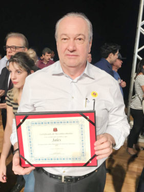 Sancionada Lei que torna Jales Município de Interesse Turístico Em cerimônia realizada neste sábado (05) em São José do Rio Preto, o governador Márcio França sancionou a Lei que transforma Jales em Município de Interesse Turístico (MIT). Com nova classificação município receberá cerca de R$ 600 mil por ano para investir no turismo. O deputado Itamar Borges, líder do MDB na Assembleia Legislativa, é autor do Projeto de Lei que transforma Jales em MIT. Porém, após acordo entre os líderes partidários, todos os projetos sobre o tema se tornaram de autoria coletiva. “Fico muito feliz de levar mais esta grande conquista para Jales. Este é um reconhecimento ao potencial turístico do município. O turismo movimenta a economia, gera emprego e renda e contribui para o desenvolvimento regional. A Lei que cria os municípios de Interesse Turístico é um grande salto e fortalecimento do setor em nosso Estado”, disse o deputado Itamar Borges. A cidade de Jales está localizada no centro da região dos Grandes Lagos formado pelo represamento dos Rios Grande e Paraná e fica próxima a maior ponte rodoferroviária do Brasil. O município conta com uma unidade do Hospital do Câncer, que dá suporte e atendimento de qualidade a pacientes de toda região e também de outros Estados. Além disso, Jales possui um extenso calendário anual de eventos. A cidade é sede da Diocese Regional da Igreja Católica, que tem importantes eventos religiosos, como a Romaria Diocesana. Igrejas evangélicas e espíritas também realizam eventos. A cidade receberá recursos de cerca de R$ 600 mil por ano do Departamento de Apoio ao Desenvolvimento das Estâncias (DADE), que deverá ser investido em programas de melhoria e preservação ambiental, urbanização, serviços e equipamentos turísticos. Na oportunidade, o governador Márcio França inaugurou a Creche Escola Professora Diva Maciel Jorge com apoio do então secretário Rodrigo Garcia, do prefeito Flá e do vice Garça. França também anunciou recursos para infraestrutura urbana de Jales. Secretários, prefeitos, vices e vereadores de toda região estiveram presentes