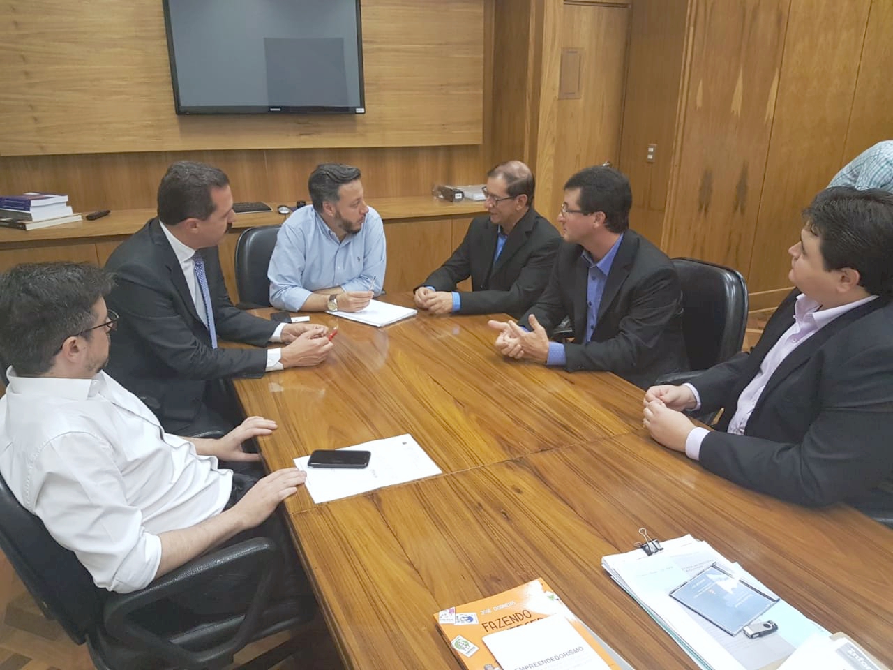 Deputado Itamar e prefeito Bigo buscam recursos para a Educação de Cosmorama