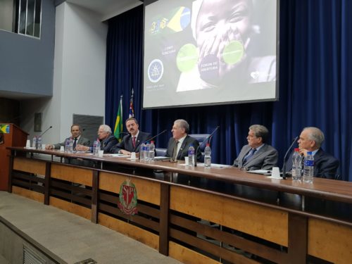 Seminário debate 33 Medidas para um Brasil Justo e Perfeito