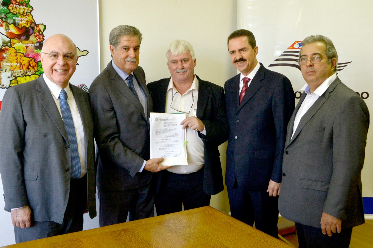Assinado convênio para realização de obras em estradas rurais de Santa Clara D’Oeste