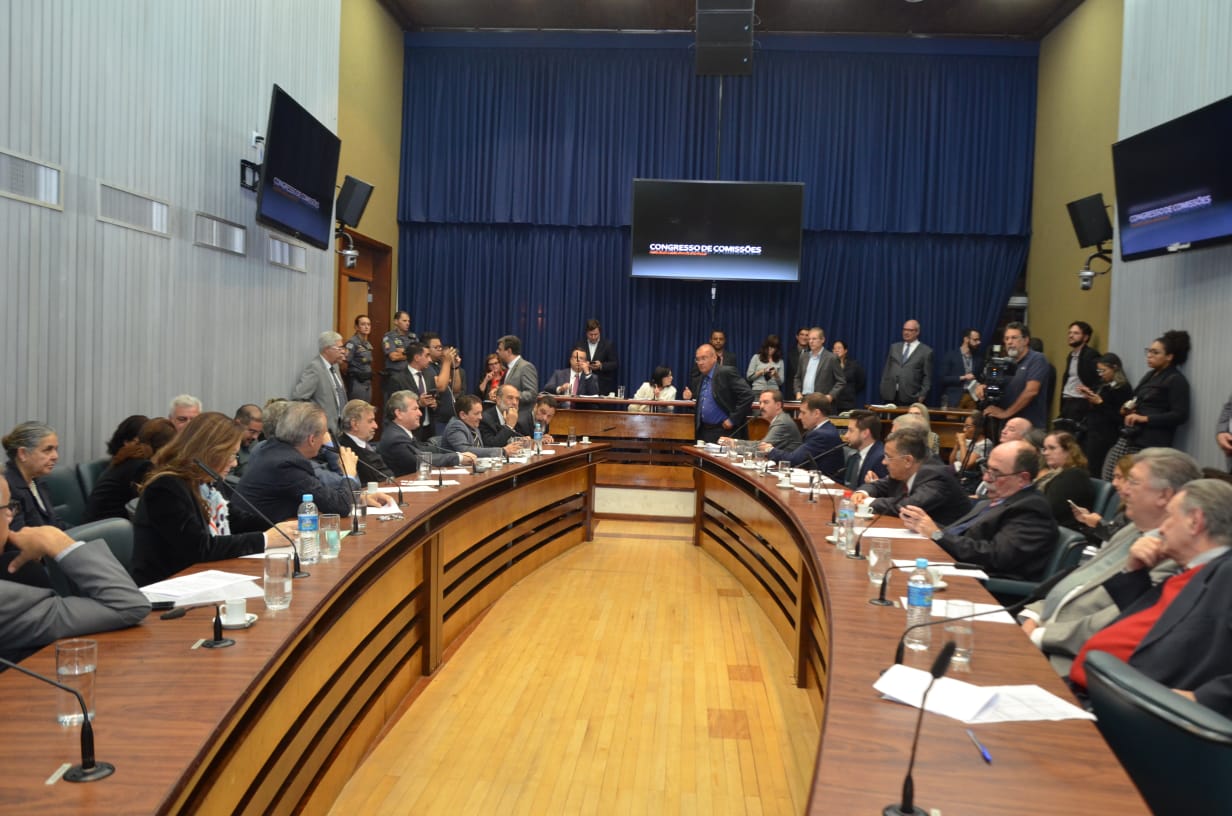 PL que tenta proibir exportação animais vivos é aprovado por comissões da ALESP