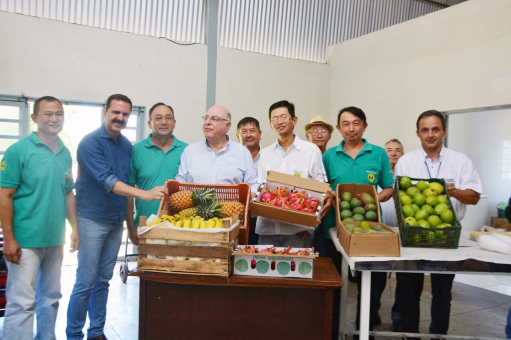 Entrega de caminhões e equipamentos para associações de Mirandópolis