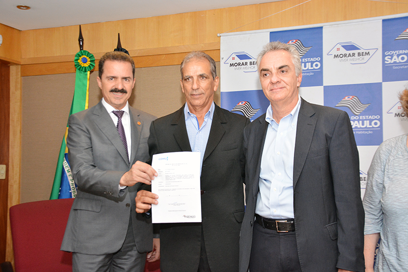 Álvares Florence assina convênio para projeto de construção de Casas da CDHU