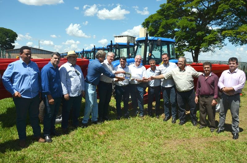 Valentim Gentil recebe trator e implementos agrícolas
