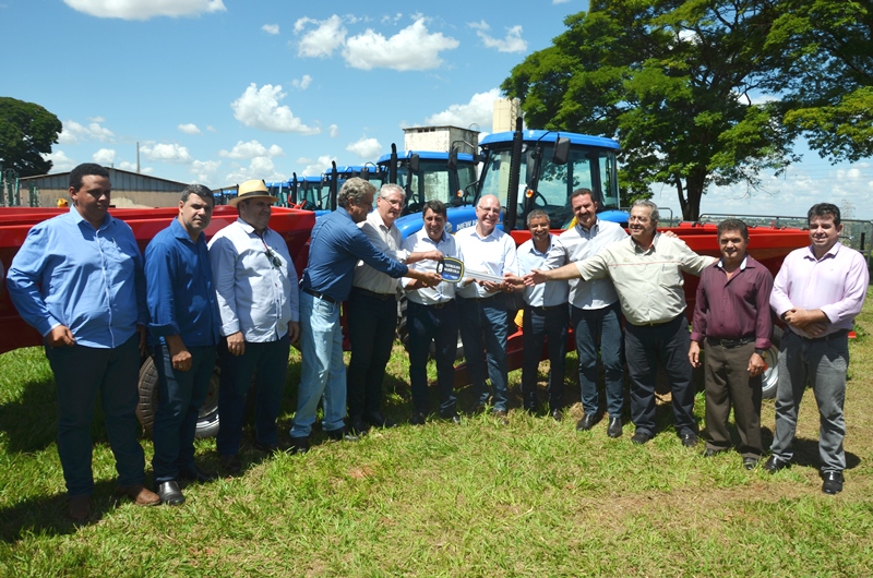Valentim Gentil recebe trator e implementos agrícolas