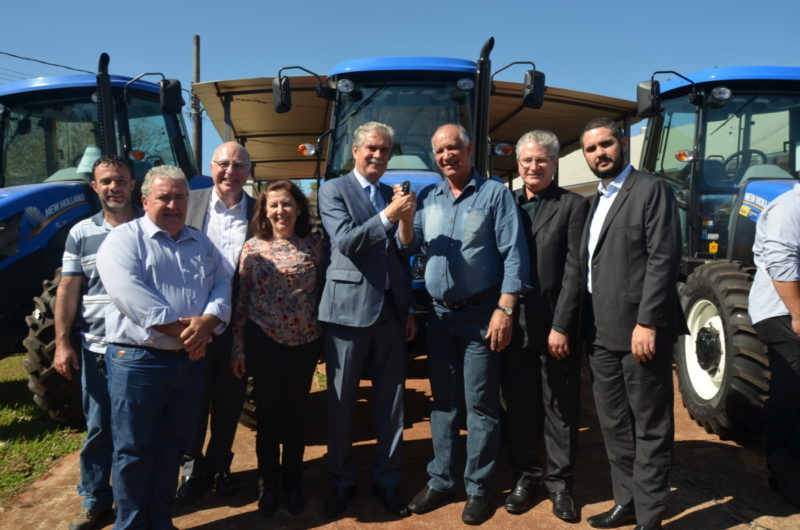Cândido Rodrigues recebe trator e implementos agrícola