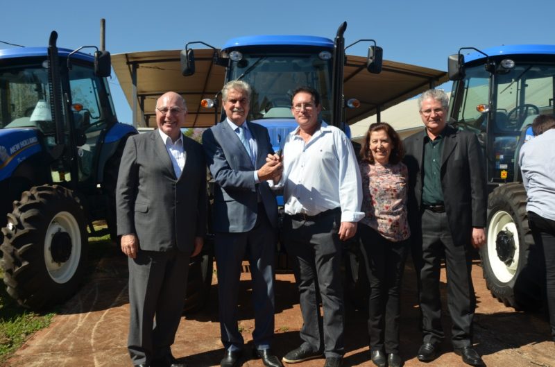Taiúva recebe trator e implementos agrícola