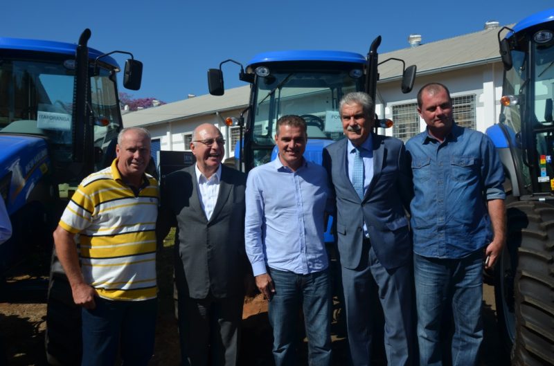 Pongaí recebe trator e implementos agrícola