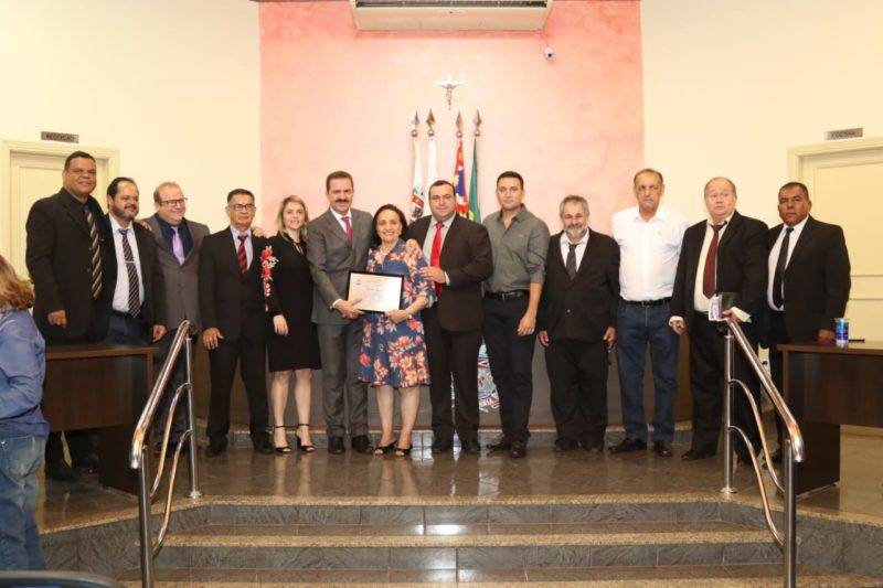 Itamar Borges recebe título de Cidadão Rubineiense O Deputado Estadual Itamar Borges (MDB) foi homenageado, em sessão solene na Câmara Municipal de Rubineia, com o Título de Cidadão Rubineiense, neste sábado, 04 de agosto. A homenagem ao parlamentar foi proposta pelos vereadores Viviane do Prado Bená (MDB) e Alex Olivo (MDB), com o apoio dos vereadores do município. “Eu e o Alex Olivo decidimos dar o título ao Itamar devido às grandes verbas que ele têm proporcionado para o nosso município e que têm favorecido a nossa população. E pela ajuda que ele tem dado às cidades vizinhas que também nos favorecem”, disse a vereadora Viviane. Emocionado, o deputado agradeceu a honraria. “Há duas maneiras de pertencer a uma cidade, nascendo nela ou sendo adotado por ela. É uma grande honra me tornar também filho de Rubineia, essa cidade que sempre me recebeu com muito carinho”, afirmou. Itamar também falou sobre seu trabalho na Assembleia Legislativa e as conquistas para Rubineia e para o distrito de Esmeralda durante seu mandato. O deputado destinou recursos e apoiou conquistas na saúde, habitação, infraestrutura, educação, agricultura esporte e social. Ele também é autor do Projeto de Lei que transformou Rubineia em Município de Interesse Turístico (MIT). “Itamar para nós é ‘dentro da minha casa’, então esse título, principalmente, para mim, para Rubineia, para todo mundo aqui é uma honra. É um título merecido por tudo que ele tem feito por nossa região, por Rubineia. Nós temos de reconhecer o trabalho dele”, afirmou o prefeito Cidão. “O Itamar Borges é um dos deputados mais atuantes aqui no nosso município. Ele sempre está presente”, completou Paulinho do Dito, presidente da Câmara de Vereadores. Estiveram presentes na solenidade os prefeitos Alaor (Santa Rita) e a esposa Cristina, Tuquinha (Santa Albertina), Wair (Santa Clara), Maércio (Aparecida D’Oeste), o vice-prefeito Francis (Rubineia), o vereador José Bonfim (Aparecida D’oeste), os ex-vereadores Galo (Nova Canaã), Odair Boer (Santana da Ponte Pensa), Valdirzinho, presidente do MDB (Aspásia), Gediel, presidente do MDB (Jales), Marta Nascimento, presidente do MDB (Três Fronteiras), Luiz Marinheiro, presidente do PSC (Rubineia), Clayton, previdência de Rubineia, funcionários da Câmara, amigos, companheiros e lideranças da região.
