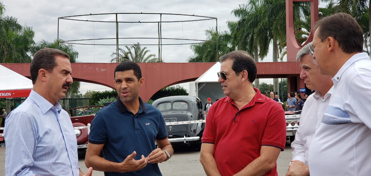 Encontro de carros antigos movimenta Vinhedo